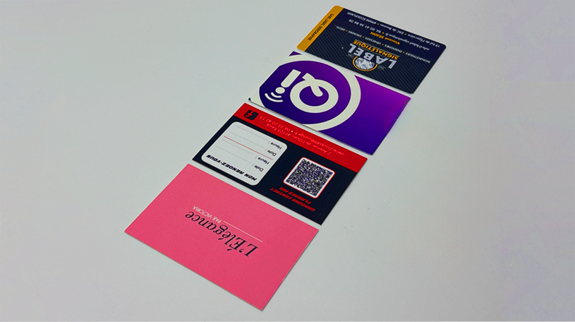 Trois cartes colorées avec des logos et des textes variés sur fond blanc.
